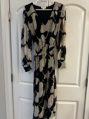 Evereve Black and Cream Long Sleeve Maxi Dress